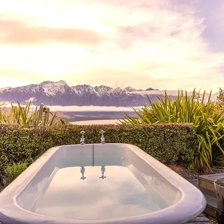 Bespoke Stay & Lake Views!